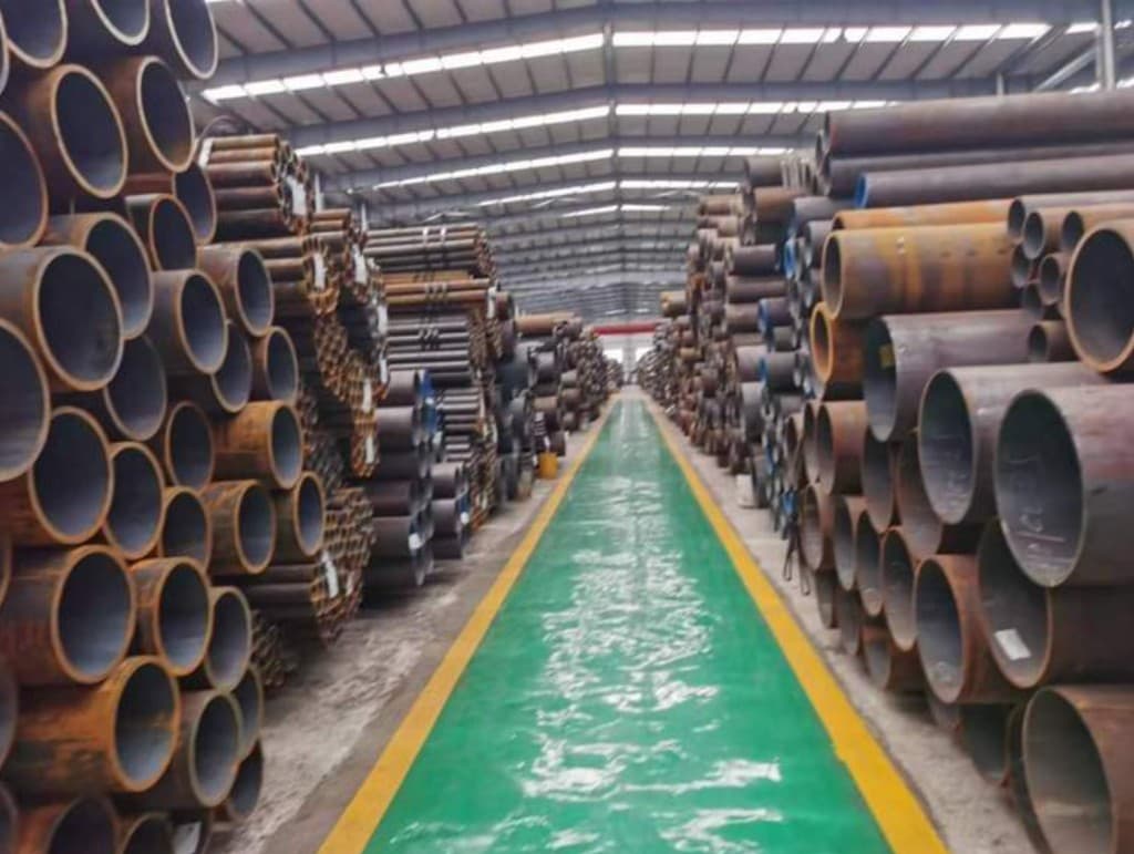 Covered warehouse aisle lined with large-diameter seamless steel pipe